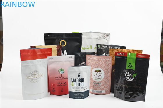 La banane ébrèche l'empaquetage de sachets en matière plastique de la tirette VMPET