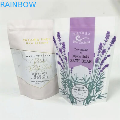 Le corps frottent tiennent le sac de papier d'aluminium avec la tirette pour le sel rose d'essention