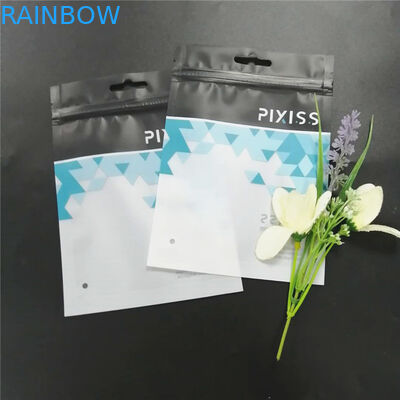 L'emballage imprimé fait sur commande des sachets en plastique noirs avec la tirette pour l'habillement composent l'outil etc.