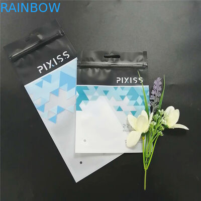 L'emballage imprimé fait sur commande des sachets en plastique noirs avec la tirette pour l'habillement composent l'outil etc.