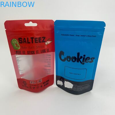 La tirette gommeuse comestible de petit biscuit tiennent des poches avec la fenêtre