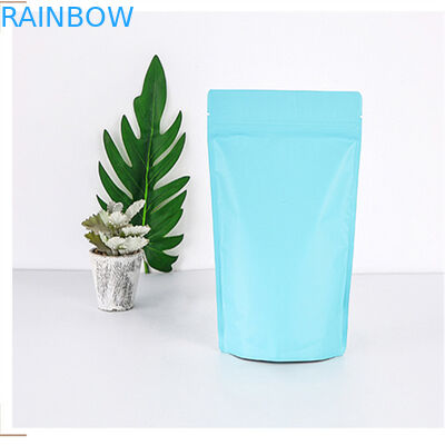 Le corps frottent le papier aluminium en plastique tiennent la poche avec la tirette