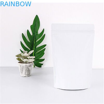 Le corps frottent le papier aluminium en plastique tiennent la poche avec la tirette