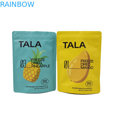 Des sacs en plastique sur mesure, à l'aide d'un support, pour les collations de mangue, d'ananas et de fruits secs.