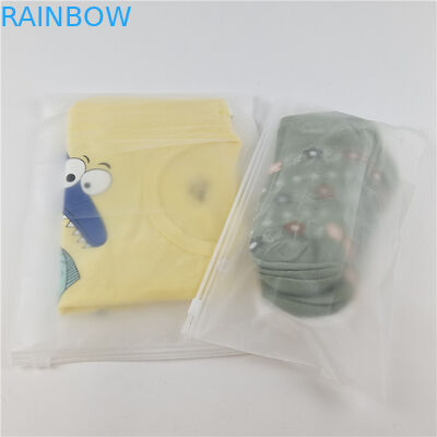 Fabrique en gros T-shirt en plastique transparent vêtements sac d'emballage avec fermeture à glissière et crochet