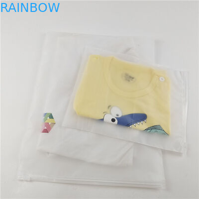 Fabrique en gros T-shirt en plastique transparent vêtements sac d'emballage avec fermeture à glissière et crochet