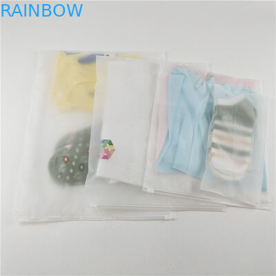 Fabrique en gros T-shirt en plastique transparent vêtements sac d'emballage avec fermeture à glissière et crochet