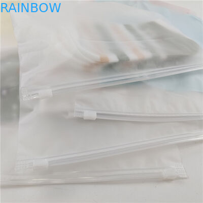 Fabrique en gros T-shirt en plastique transparent vêtements sac d'emballage avec fermeture à glissière et crochet