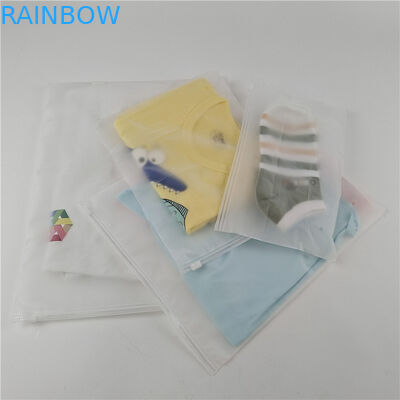 Fabrique en gros T-shirt en plastique transparent vêtements sac d'emballage avec fermeture à glissière et crochet