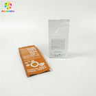 L'emballage de poudre de grains de café imprimé tiennent des poches en plastique pour empaqueter les haricots secs