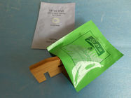 Qui respecte l'environnement tenez le papier d'aluminium de petits sacs de cosmétique avec la serrure de fermeture éclair