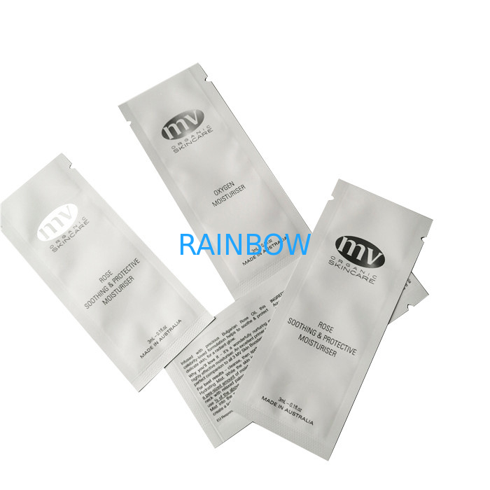 Sachets liquides imprimés blancs de crème hydratante adaptés aux besoins du client par logo cosmétique de sacs d'emballage de soins de la peau