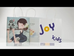 Sacs en papier avec poignée.