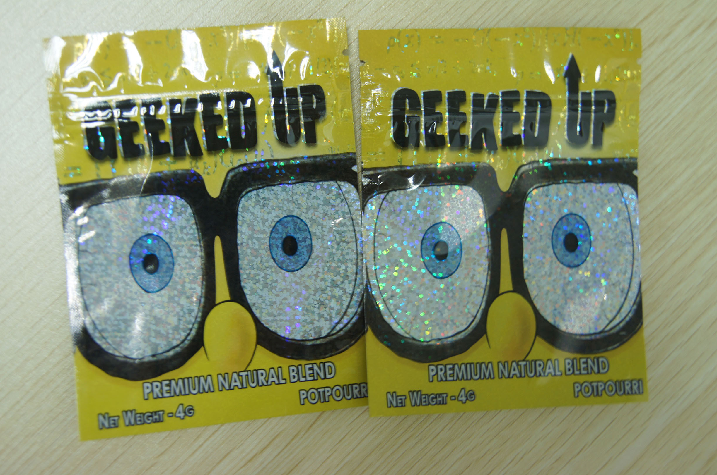 L'encens de fines herbes zip-lock empaquetant le plastique GEEKED de film du laser 4g LÈVE le jaune