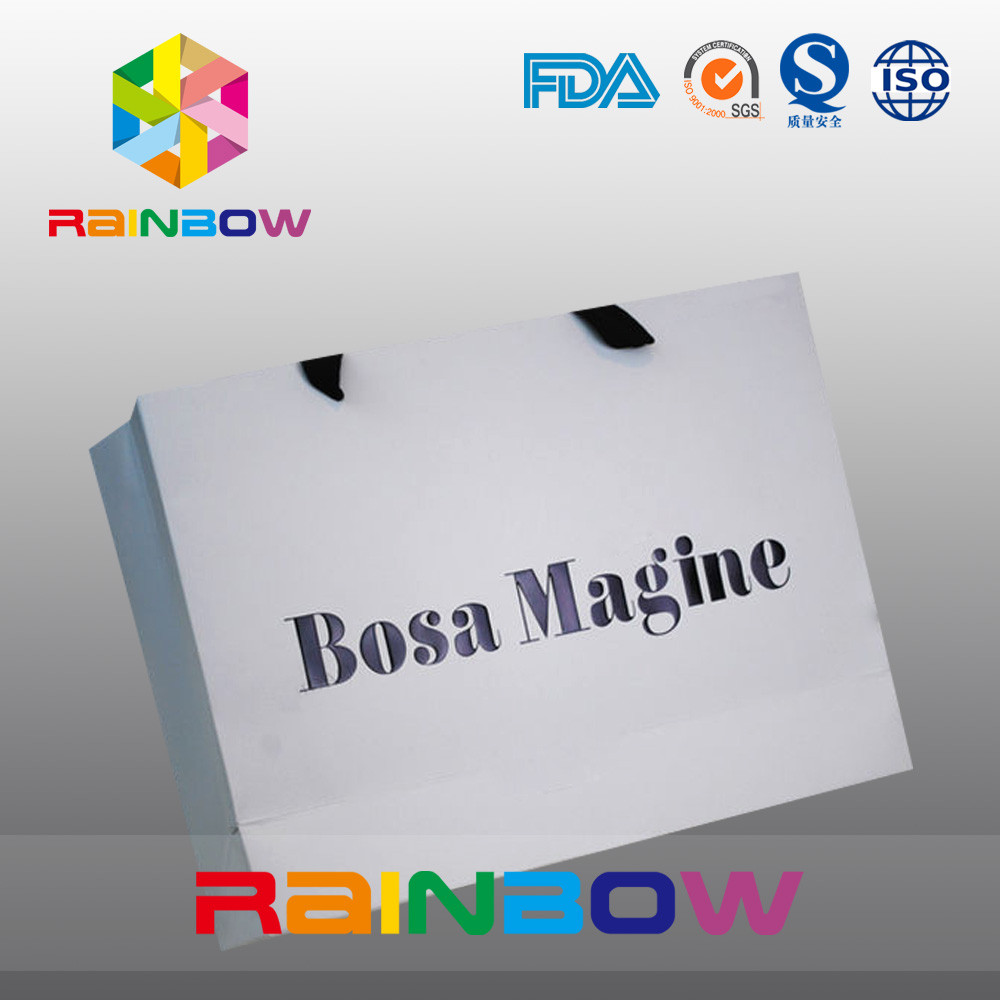 Sacs en papier adaptés aux besoins du client qui respecte l'environnement avec la poignée pour l'emballage d'habillement