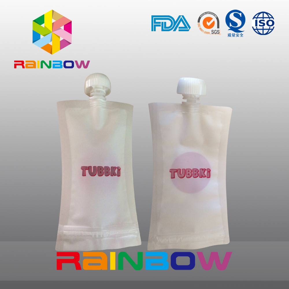 Tenez l'emballage réutilisable de poche de bec d'aliment pour bébé avec la tirette sur le dessus