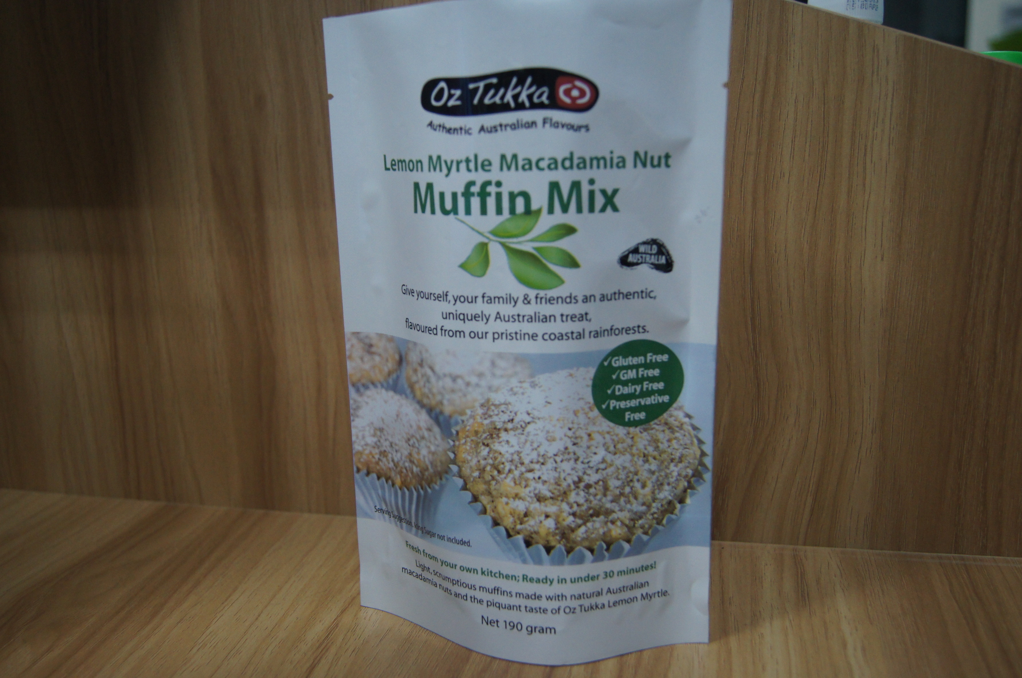 Vifs imprimés tiennent des biscuits de papier d'aluminium empaquetant le thermocollage supérieur de poches