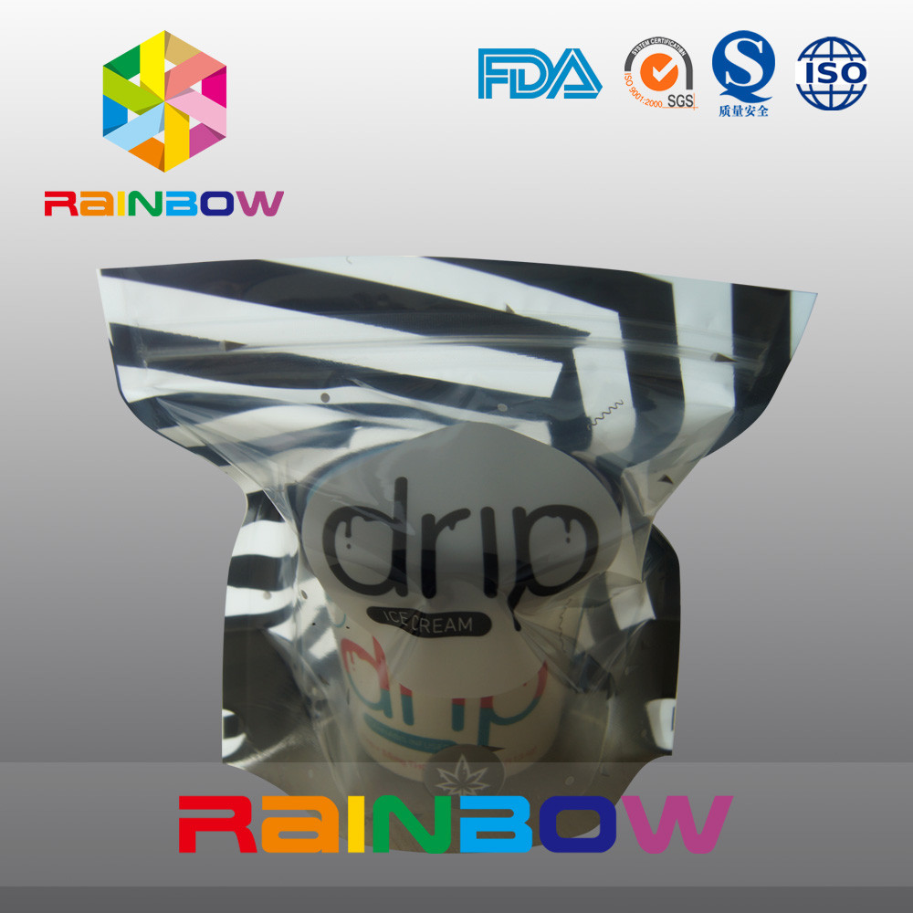 Tenez les sachets en matière plastique brillants de crème glacée empaquetant avec la fenêtre et la tirette claires