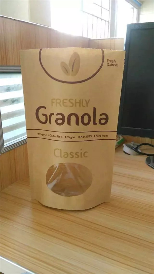 La coutume imprimée tiennent le sac de papier d'emballage, emballage de sac de casse-croûte avec la fenêtre