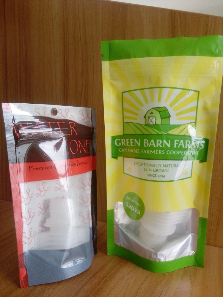 Tenez le récipient en plastique rempli de graines de cannabis/de sacs de Noni avec la tirette