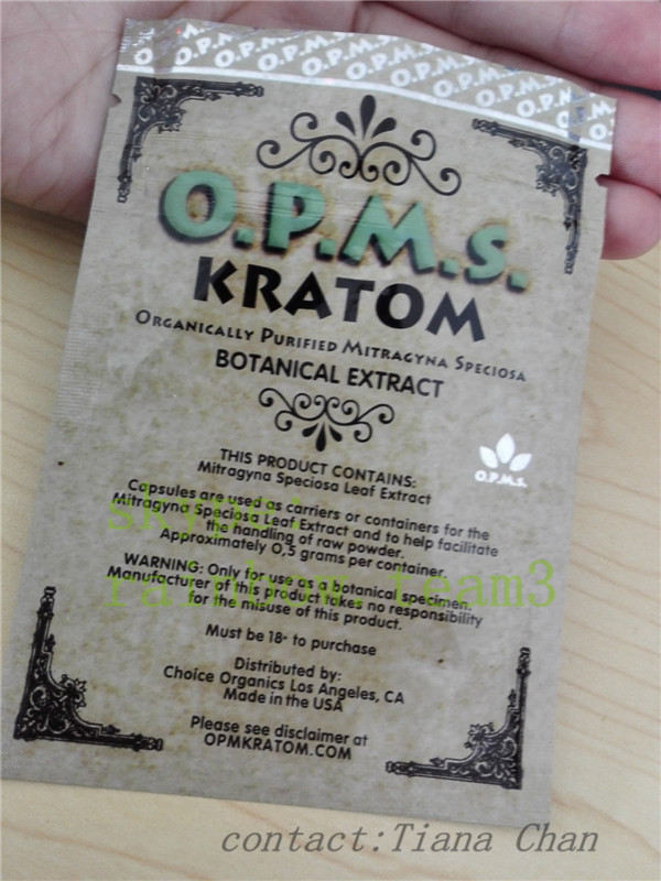 Le papier d'aluminium tiennent la poche pour la poudre augmentée de kratom extraite à partir du kratom