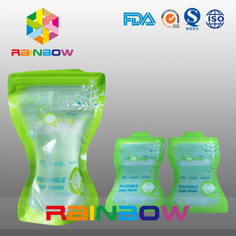 L'emballage liquide de poche de bec, tiennent la poche de bébé avec le bec