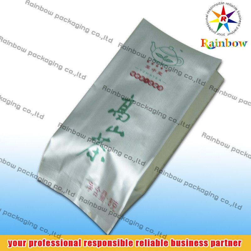 L'ANIMAL FAMILIER /AL/PE tiennent des sacs à thé empaquetant avec le gousset latéral