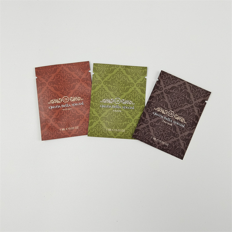 Les collations et les grains de café, petits sacs en feuille pour les échantillons