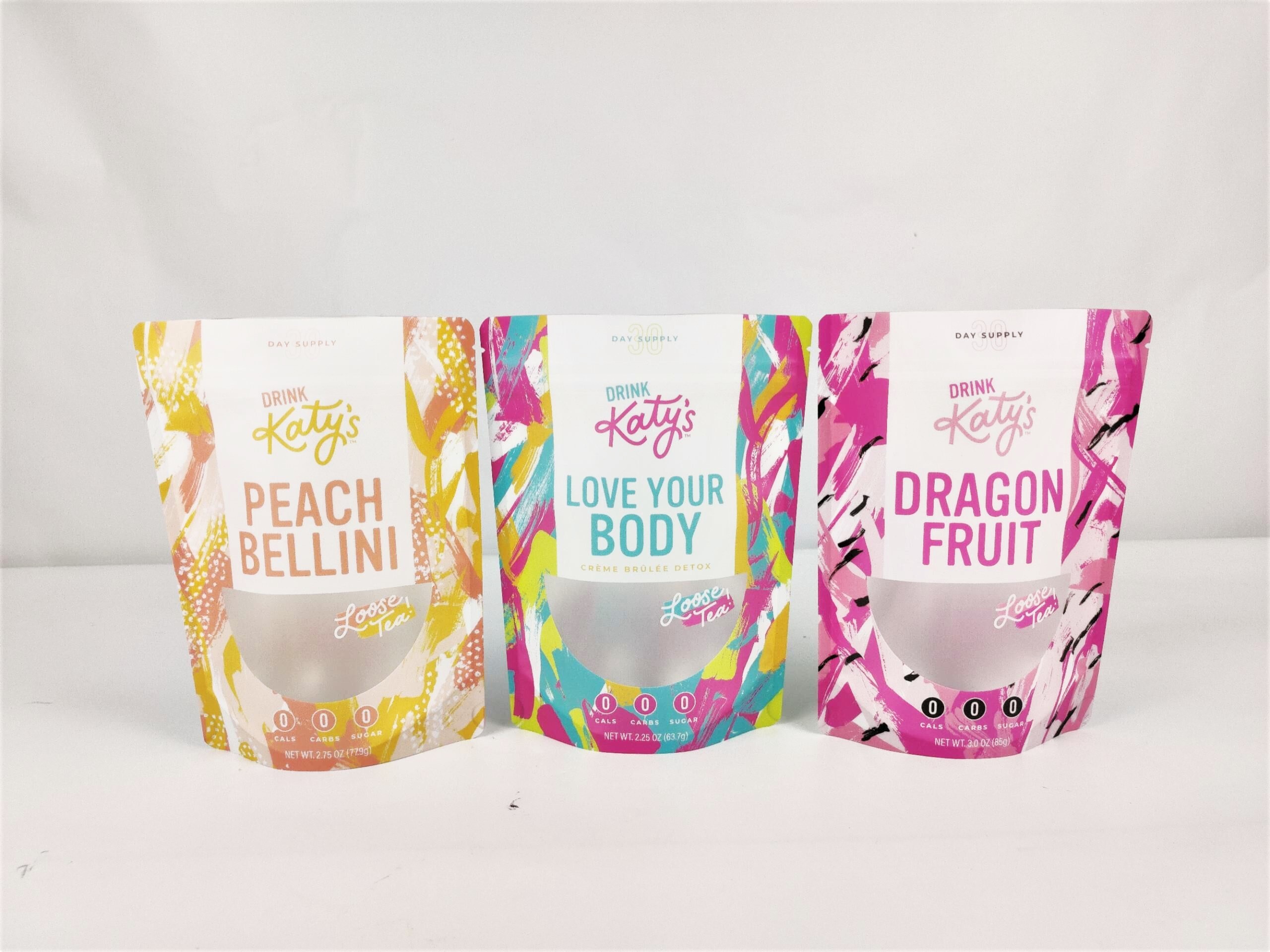 Des sacs à la mode avec poignée blanche sont en vente.