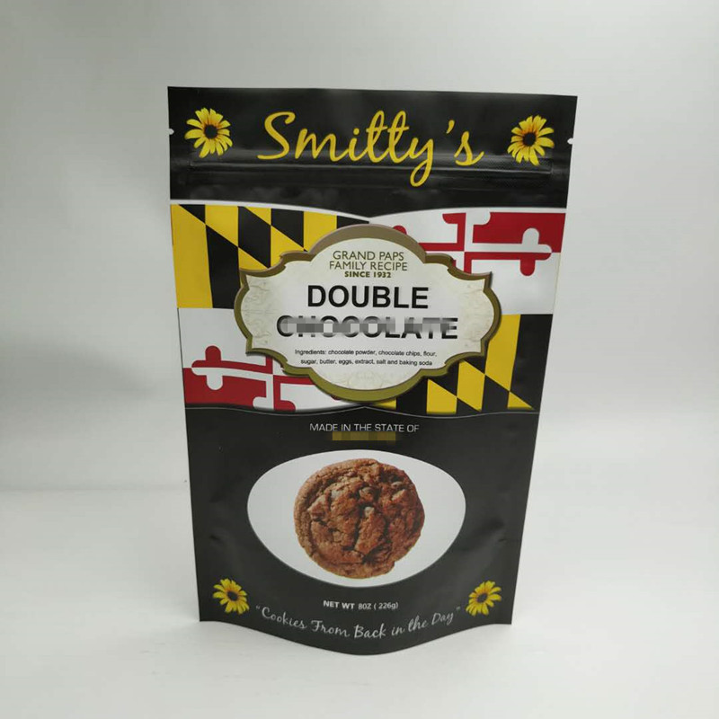 Tenez le sac de casse-croûte empaquetant le coin rond du joint trois latéral avec la tirette