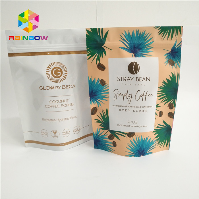 Le papier d'aluminium tiennent les poches de café, sacs zip-lock en plastique avec des entailles de larme