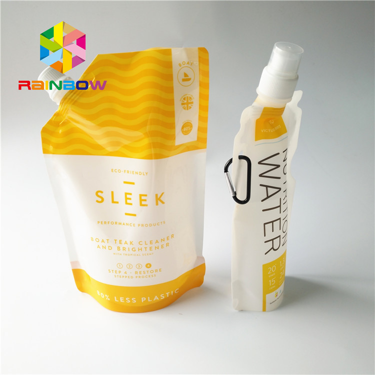 Les sacs liquides de bec de boisson en plastique, boisson de jus de fruit tiennent des poches avec le chapeau