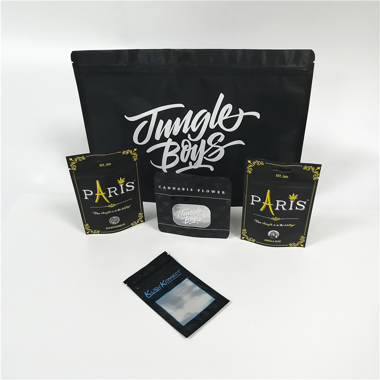 L'impression de Digital tiennent l'emballage de mauvaise herbe de preuve d'odeur de la poche CBD avec la fenêtre claire