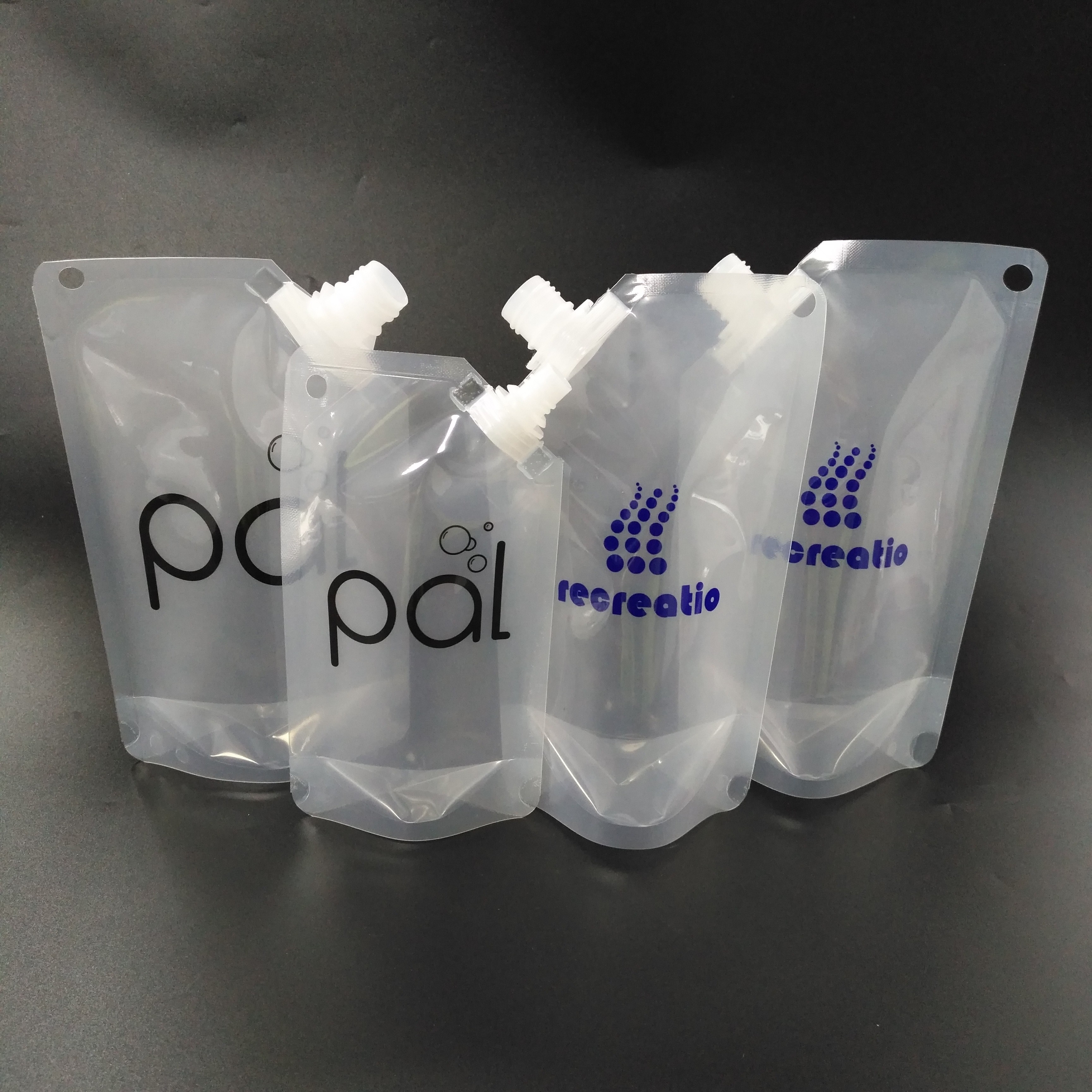 La boisson 1000ml transparente de cachetage fort tiennent des poches