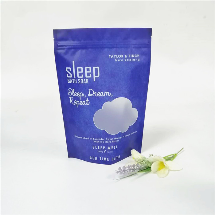 Le corps frottent tiennent le sac de papier d'aluminium avec la tirette pour le sel rose d'essention