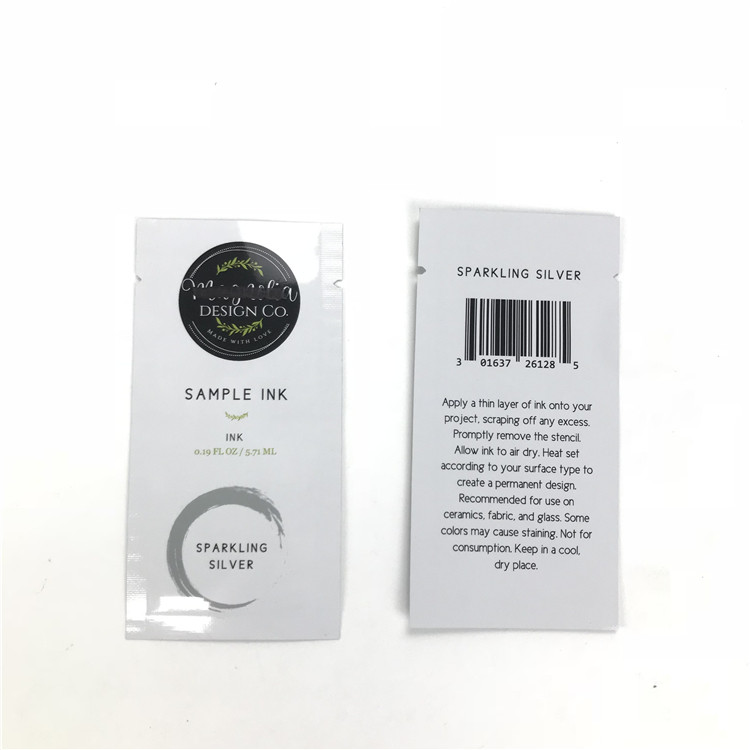 La petite poche jetable adaptée aux besoins du client témoin pour le côté facial du sérum trois d'oeil de détergent a scellé le sachet pour des produits de maquillage