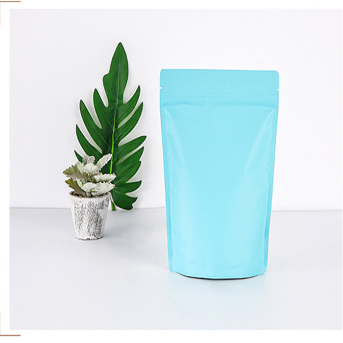 Le corps frottent le papier aluminium en plastique tiennent la poche avec la tirette