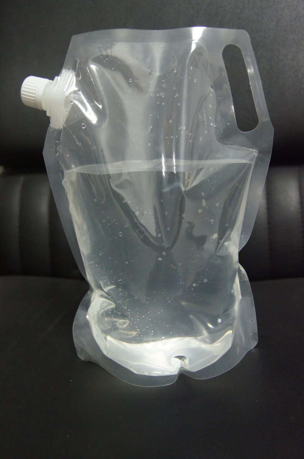 La preuve colorée de l'eau d'impression tiennent le sac de empaquetage avec le bec faisant le coin pour Liguid